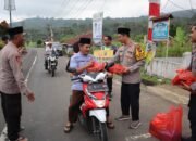 Jumat Berkah, Kapolres Tapsel Bagi Nasi Kotak ke Pengendara